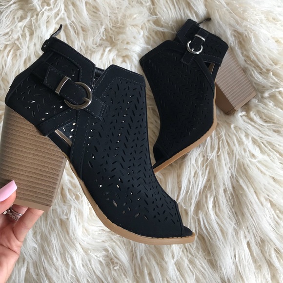 1 LEFT Open Toe Black Wedge Perforated Bootie 8.5 - Picture 7 of 8